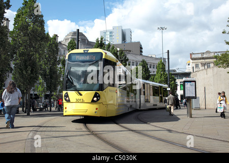Eine Straßenbahn vorbei an Piccadilly Gardens im Zentrum von Manchester. Stockfoto