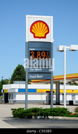 Shell Tankstelle melden mit Preis/Gallone $3,89 und 9/10tel uns. Stockfoto