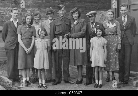 Ein Soldat in der Queens-Regiment auf Urlaub während des 2. Weltkrieges heiratet und posiert stolz mit der Familie. Stockfoto