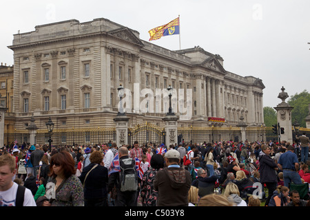 Massen außerhalb Buckingham Palast während der königlichen Hochzeit, London Stockfoto