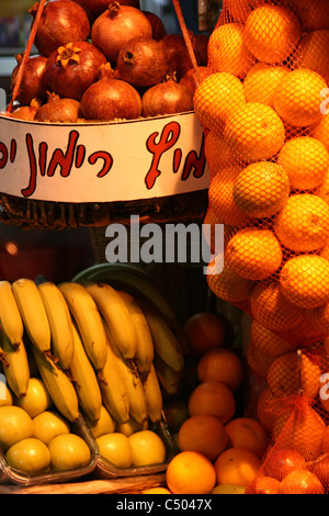 Verschiedene Früchte angezeigt in einem Obst-Stall im Zentrum von Tel Aviv, Israel. Stockfoto