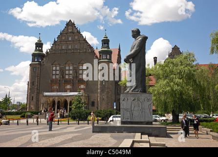 Der Eingang zur Halle der Adam-Mickiewicz-Universität und das Adam-Mickiewicz-Denkmal, Poznan, Polen Stockfoto