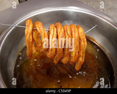 Mexikanische und spanische Churros Frittieren Stockfoto