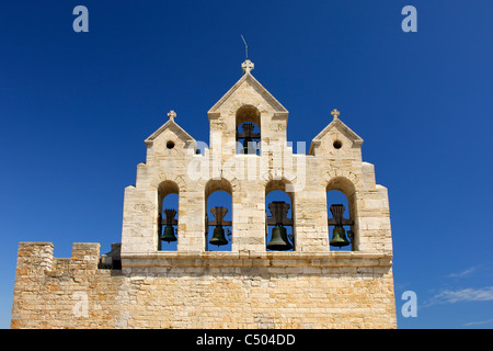 Glockenturm von der Wallfahrt Kirche von Saintes-Maries-de-la-Mer, Camargue, Frankreich Stockfoto