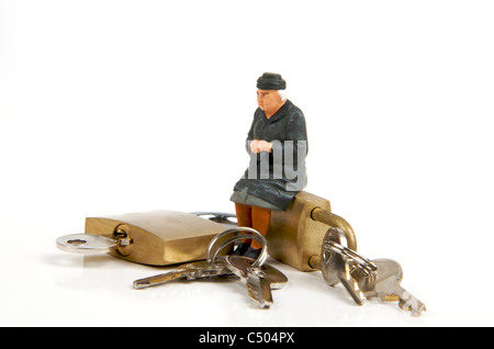 Miniatur-Figur der älteren Dame sitzt auf Vorhängeschlösser - Ruhestand / Sicherheit / Konzept-Gehäuse Stockfoto