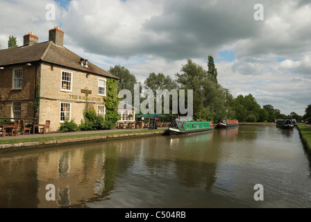 Die Navigation Gastwirtschaft von Grand Union Canal bei Stoke Bruerne, Northamptonshire, England. Stockfoto