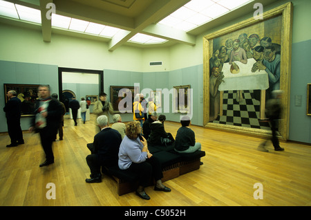 Belgien. Brügge. Die Groeninge Museum und Arentshuis dem Besucher das letzte Abendmahl von Gustave van de Woestyne anzeigen. Stockfoto