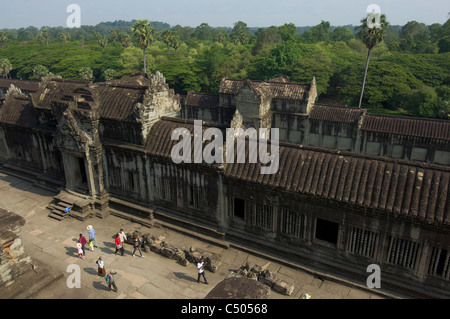 Einheimische Touristen im Innenhof von Angkor Wat, Siem Reap, Kambodscha Stockfoto