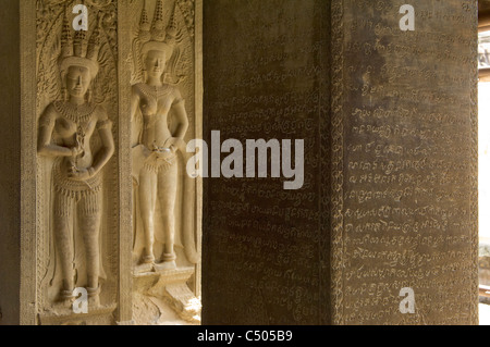 Gravierte Khmer-Skript und geschnitzten Apsaras in das Zentralheiligtum auf der dritten Ebene des Angkor Wat, Angkor, Siem Reap, Kambodscha Stockfoto