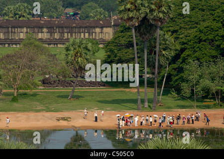 Touristen spiegelt sich in den Pool vor Angkor Wat, Angkor, Siem Reap, Kambodscha Stockfoto