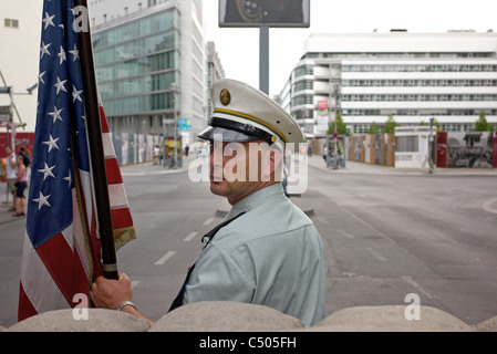 Ein Mann verkleidet als amerikanischer Soldat am Checkpoint Charlie, Berlin, Deutschland Stockfoto