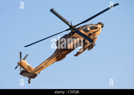 Israelische Luftwaffe AH-64A Apache im Flug Stockfoto