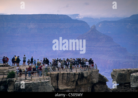 Massen von Touristen am Aussichtspunkt, Mather Point, Grand Canyon NAT ' l. Park, ARIZONA Stockfoto