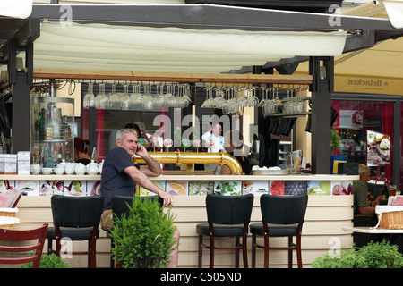 Mann sitzt in einer Bar in den alten Marktplatz, Poznan, Polen Stockfoto