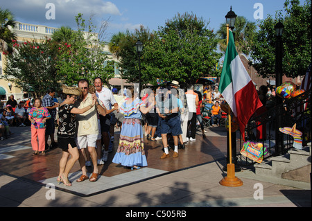 Bewohner der Dörfer in Florida USA Tanz auf dem Marktplatz während des Cinco De Mayo-Festivals Stockfoto