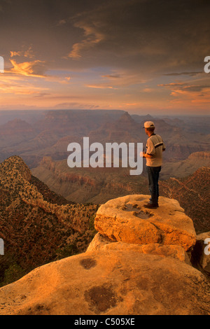 Touristischen Blick auf Sonnenuntergang am Grand Canyon von Grandview Point, South Rim, Grand Canyon NAT ' l. Park, ARIZONA Stockfoto