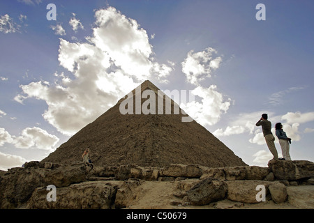 Ein Tourist nimmt ein Foto von der großen Pyramide von Khafre auf dem Plateau von Gizeh, Kairo, Ägypten. Stockfoto