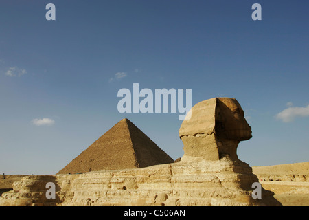 Die Sphinx mit der großen Pyramide von Khufu im Hintergrund von Gizeh, Kairo, Ägypten Stockfoto