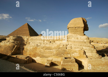 Die Sphinx mit der großen Pyramide von Khufu im Hintergrund von Gizeh, Kairo, Ägypten Stockfoto