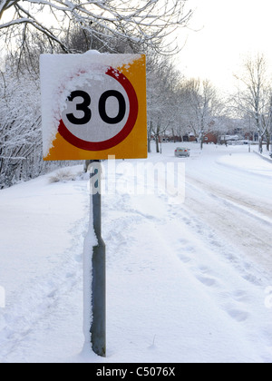 Eine schneebedeckte Tempolimit Schild. Stockfoto