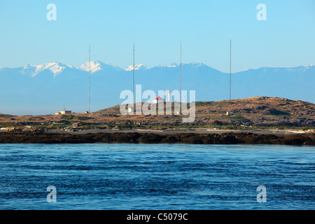 Blick auf Trial Insel Leuchtturm Juan de Fuca strait in der Nähe von Victoria BC Kanada. Olympic Bergkette Hintergrund Stockfoto