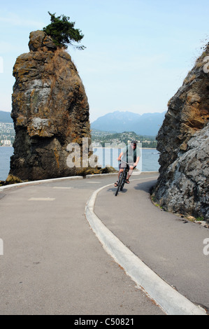 Radfahrer auf dem Deich von Vancouver, Vancouver, Kanada Stockfoto