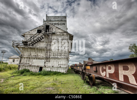 Prairie Getreidesilo in Saskatchewan Kanada mit Gewitterwolken Stockfoto