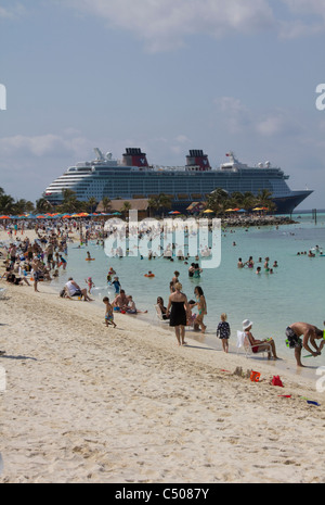 Familienstrände auf Castaway Cay bieten einen angenehmen Tag der Sonne, Sand und Meer für Disney Cruise Line Gäste, Bahamas Stockfoto