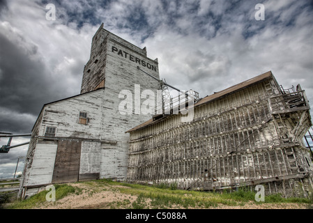 Prairie Getreidesilo in Saskatchewan Kanada mit Gewitterwolken Stockfoto