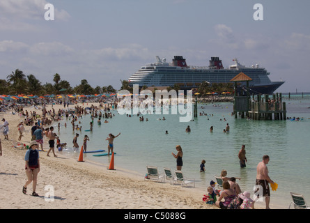 Familienstrände auf Castaway Cay bieten einen angenehmen Tag der Sonne, Sand und Meer für Disney Cruise Line Gäste, Bahamas Stockfoto