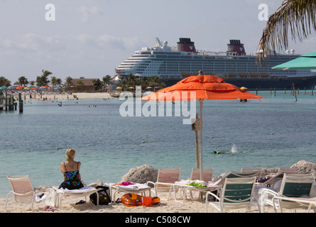 Familienstrände auf Castaway Cay bieten einen angenehmen Tag der Sonne, Sand und Meer für Disney Cruise Line Gäste, Bahamas Stockfoto