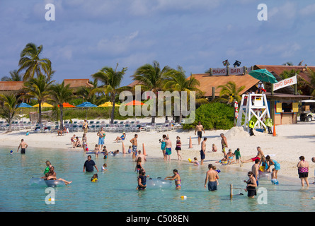 Familienstrände auf Castaway Cay bieten einen angenehmen Tag der Sonne, Sand und Meer für Disney Cruise Line Gäste, Bahamas Stockfoto