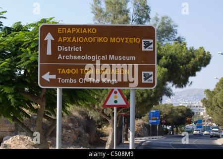 Richtungen übersetzt ins Englische in der Stadt von Paphos Zypern Stockfoto