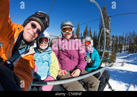 Familie Reiten Skilift zusammen Stockfoto