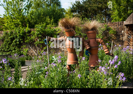 Flower Pot Vogelscheuchen im Obst- und Gemüsegarten im April bei RHS Rosemoor, Devon, England, Vereinigtes Königreich Stockfoto