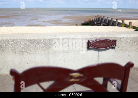 Cushing Ansicht Gedenktafel und Sitzbank, Schauspieler Peter Cushing Whitstable Meer Juni 2011 Stockfoto