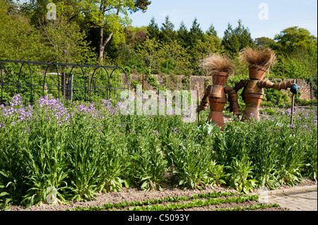 Flower Pot Vogelscheuchen im Obst- und Gemüsegarten im April bei RHS Rosemoor, Devon, England, Vereinigtes Königreich Stockfoto