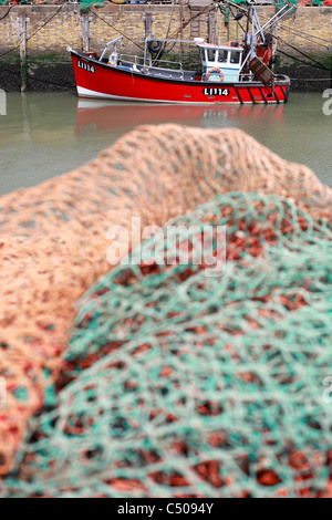 Angelboot/Fischerboot und Netze in Whitstable Hafen Juni 2011 Stockfoto