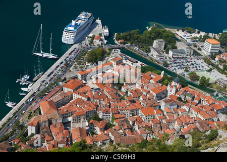 Historische Stadt von Kotor in UNESCO World Heritage Site Bucht von Kotor mit hohen Bergen Tauchen Sie ein in die Adria, Montenegro Stockfoto