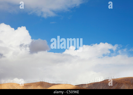 Blauer Himmel und Wind Farm auf Hügel Stockfoto