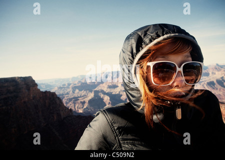 Koreanerin in Mantel am Grand Canyon Stockfoto