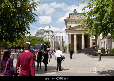 Straßenszene am Brandenburger Tor in Berlin, Deutschland. Stockfoto