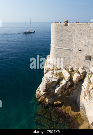 weißen starken Stadtmauern mit Aussichtsturm gebaut auf felsigen Küste von Dubrovnik, Kroatien Stockfoto