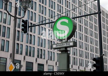 Blick zur S-Bahn-Zeichen am Potsdamer Platz in Berlin, Deutschland Stockfoto