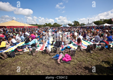 Weltrekord-Versuch auf das größte Spiel der Twister beim Glastonbury Festival 2011 Stockfoto