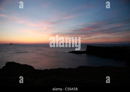 Hebridean Sonnenuntergang von der Insel Staffa über den Treshnish Inseln in der Westküste Schottlands Stockfoto