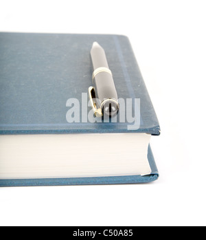 blaue Hardcover-Buch mit weißem Hintergrund Stockfoto