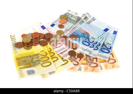 Viele verschiedene europäische Banknoten und Münzen auf weißem Hintergrund Stockfoto