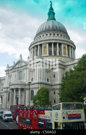 Offenen London Tourist Bus in der Nähe von St. Pauls Cathedral Stockfoto