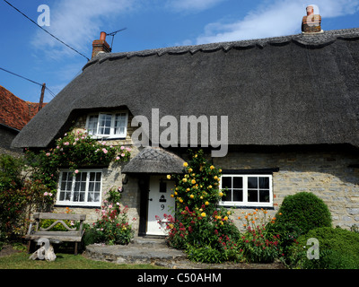 Eine englische Pralinenschachtel strohgedeckten Hütte in Lillingstone Lovell fotografiert. Stockfoto